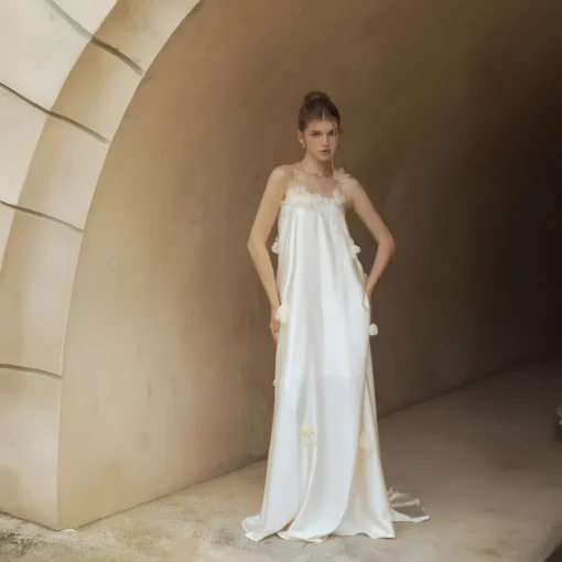Robe de mariée champêtre au tombé soyeux et léger avec col droit, fines brettelles et balaie au sol