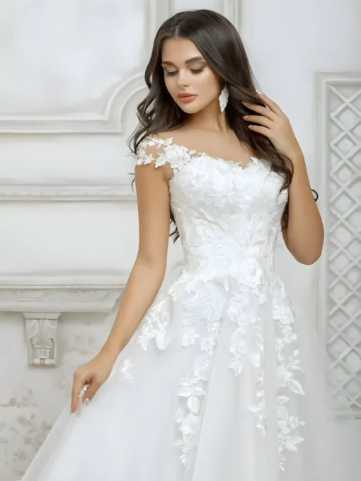 Robe de mariée avec appliques sur tulle et col petit cœur pour un mariage en civil
