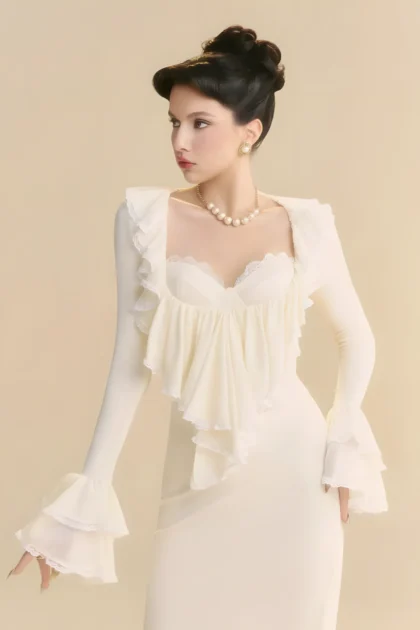 Robe de mariée manches longues, bustier cœur et volant de dentelle