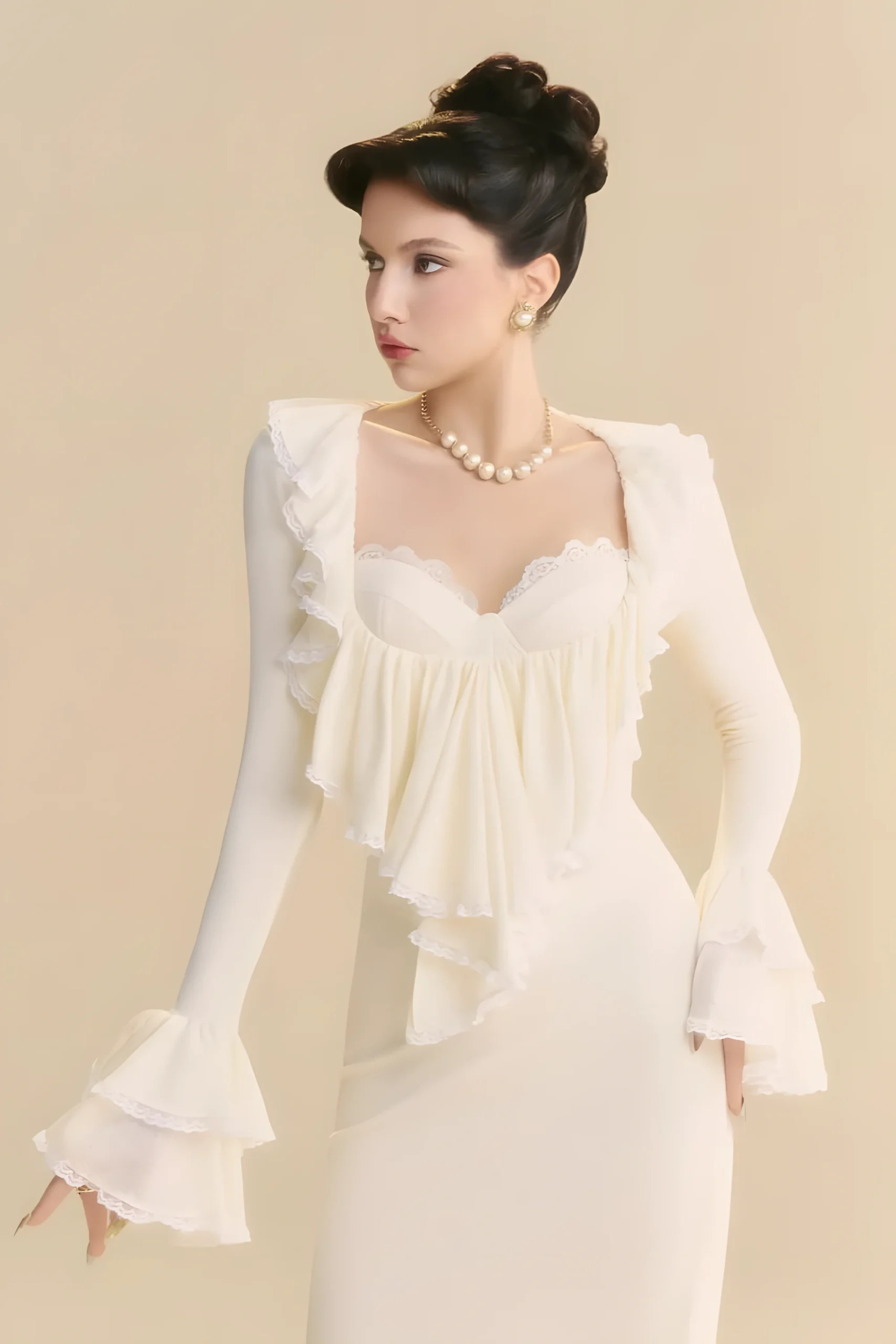 Robe de mariée manches longues, bustier cœur et volant de dentelle