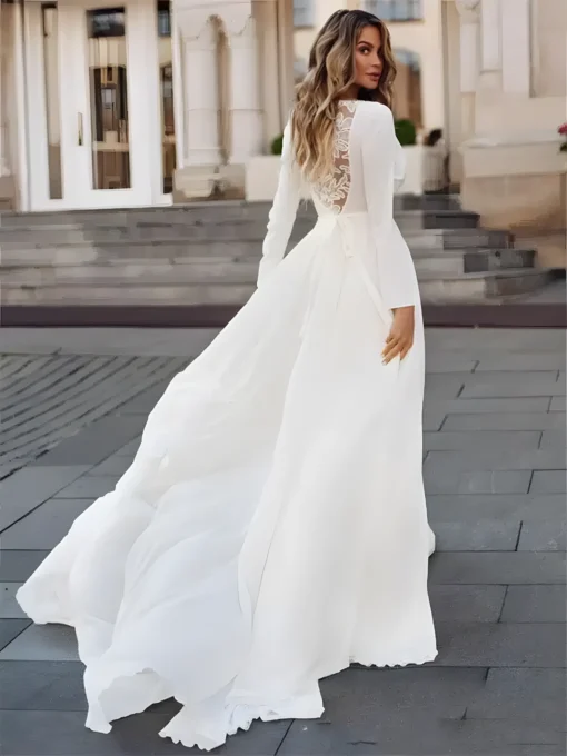 Robe de mariage en mousseline avec manches longues et dos couvert