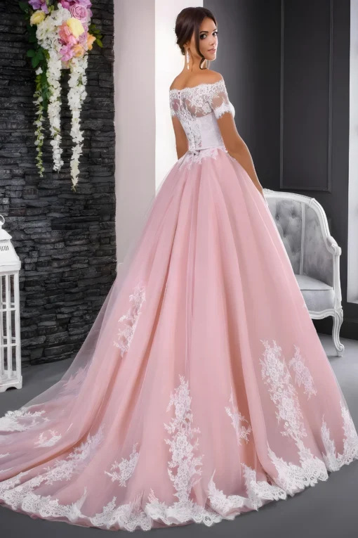 Robe de mariée rose poudré épaules dénudées