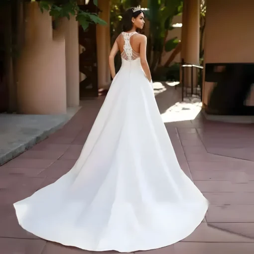 Robe de mariage pleine de romantisme avec dos nu et décoré de détails de cristaux