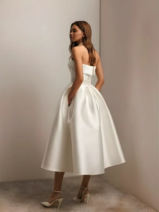 Robe de mariage en satin au style années 60