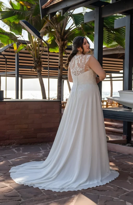 Robe de mariage grande taille esprit bohème avec un dos illusion illuminé par une dentelle au crochet