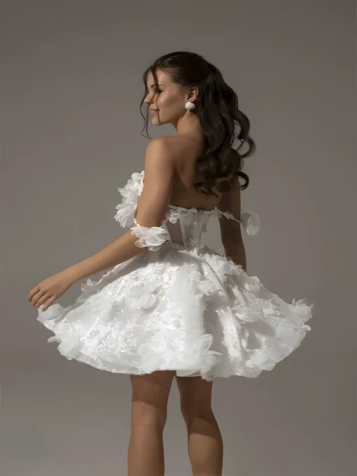 Robe de mariée très courte au dos nu pour un mariage civil