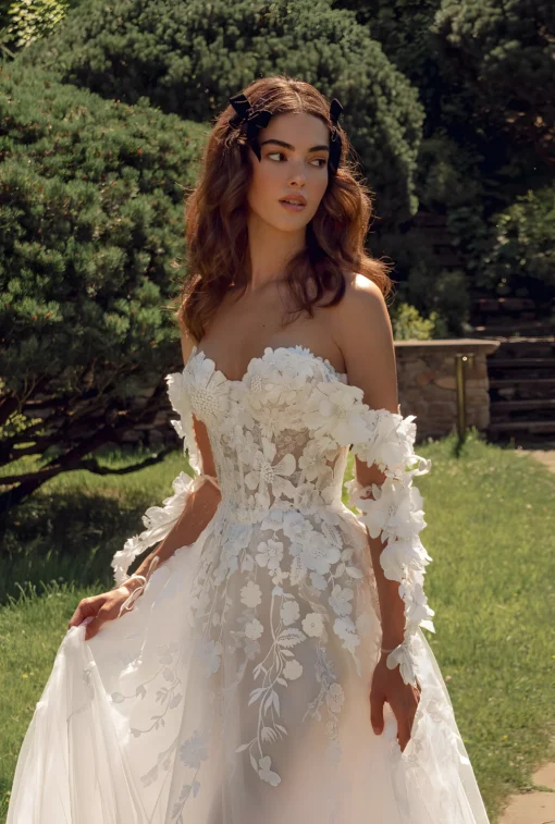 Robe de mariée en tulle et imprimés de fleurs style champêtre avec épaules dénudées , encolure petit cœur et taille cintrée