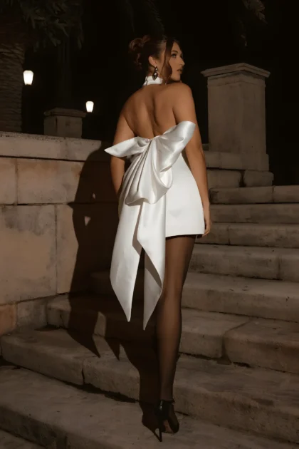 Robe de mariée courte avec dos nu et nœud de maintien bas du dos