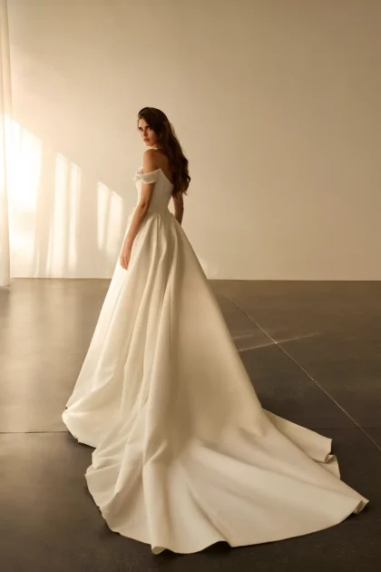 Robe de mariée longue en satin avec épaules et dos nus
