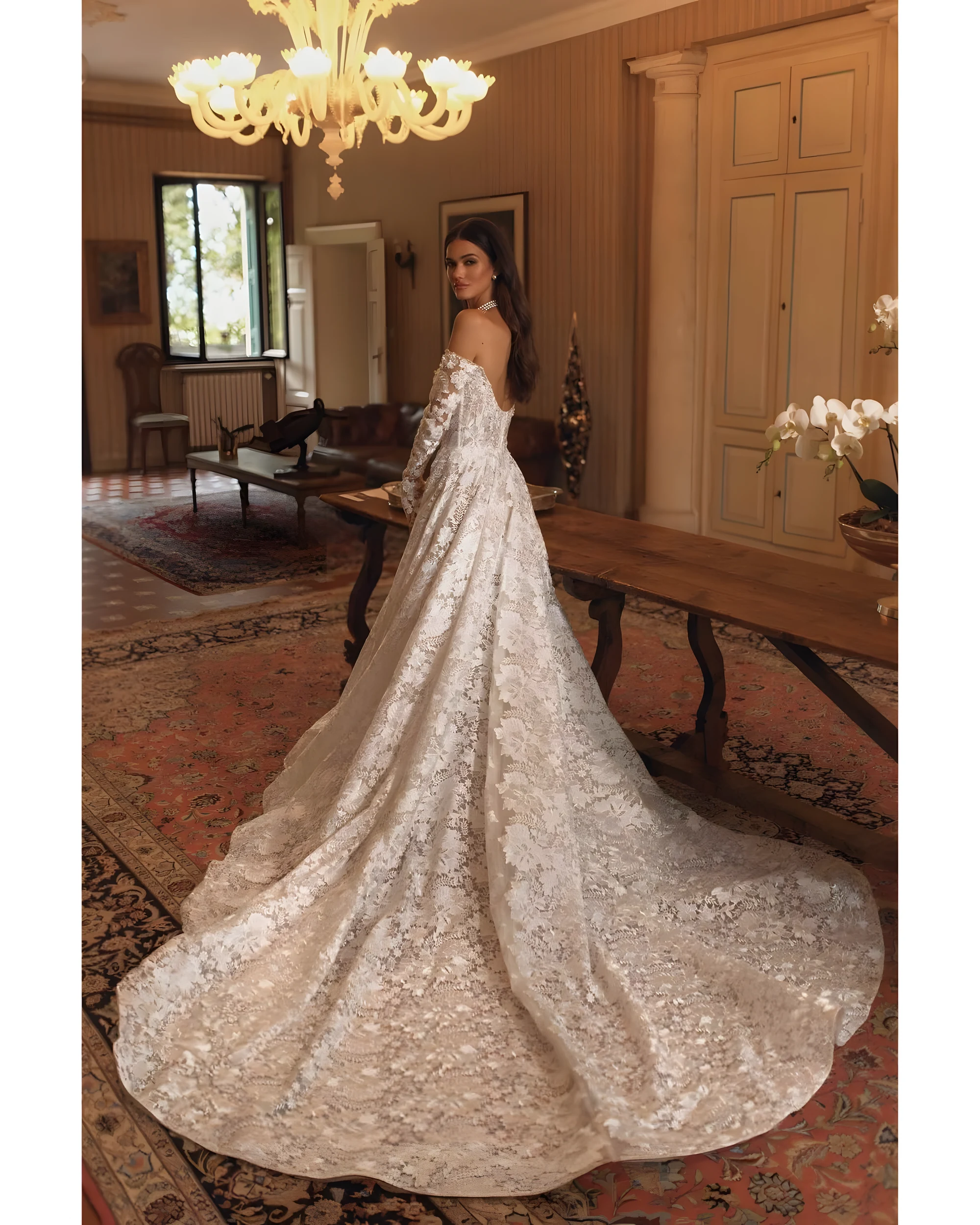 Robe de mariée en dentelle avec dos nu et traîne arrière forme arrondie