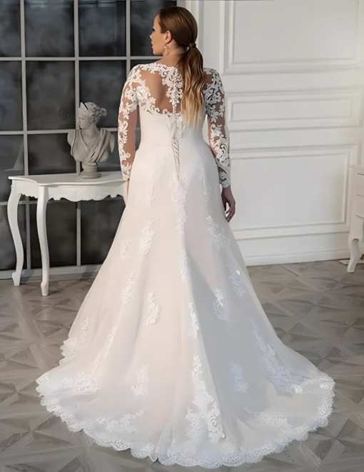 Robe de mariée parfaite pour femmes aux courbes voluptueuses avec dos couvert par tissu illusion et imprimés sur tissu