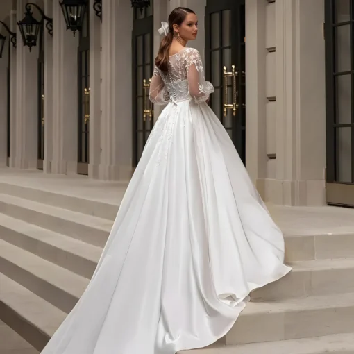 Robe de mariage en satin aux manches longues et dos couvert