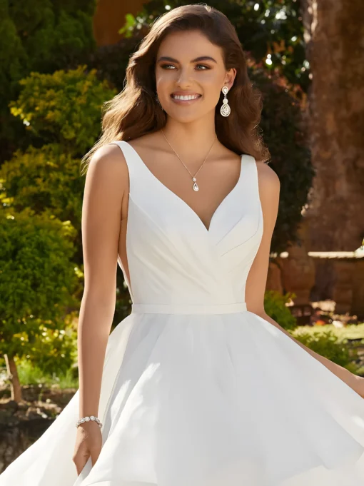 Robe de mariée romantique avec col en V