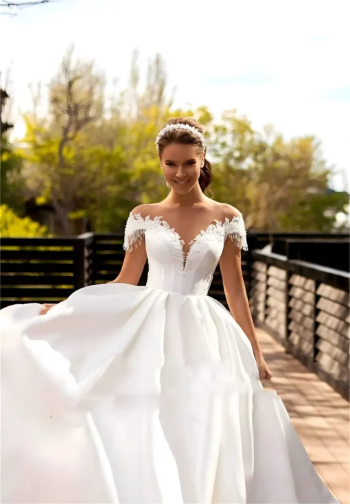 Robe de mariée dos nu matière satinette avec taille haute cintrée