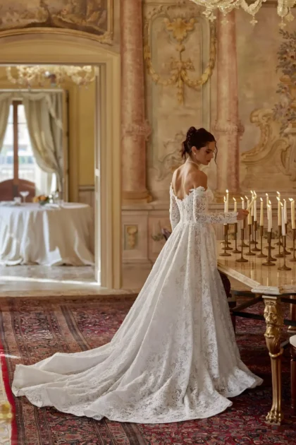 Robe de noce en dentelle avec dos nu