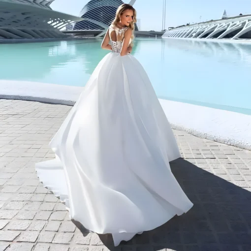 Robe de mariage princesse romantique avec dos nu et jupe évasée en satin