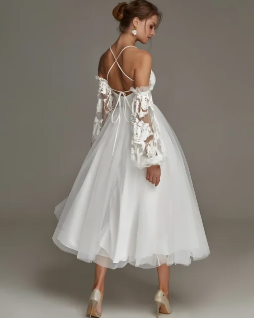 Robe de mariée allure champêtre avec col droit, épaules dénudées et manches bouffantes sur avant bras