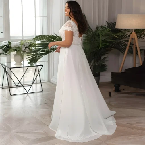 Robe de noce grande taille avec col en V derrière tissu illusion sous dentelle petits manchots aux épaules, et jupe en A