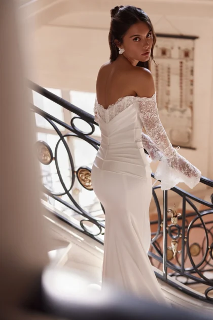 Robe de mariage coupe sirène épaules et dos ns avec manches longues en dentelle