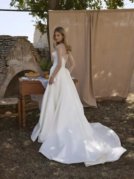 Robe de mariée manches longues et dos nu couvert par tissu illusion