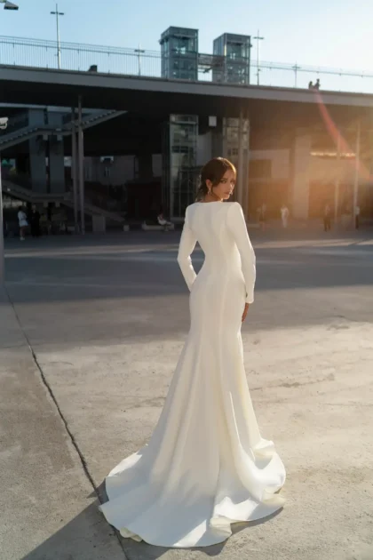 Robe de mariage en crêpe avec manches longues et dos couvert