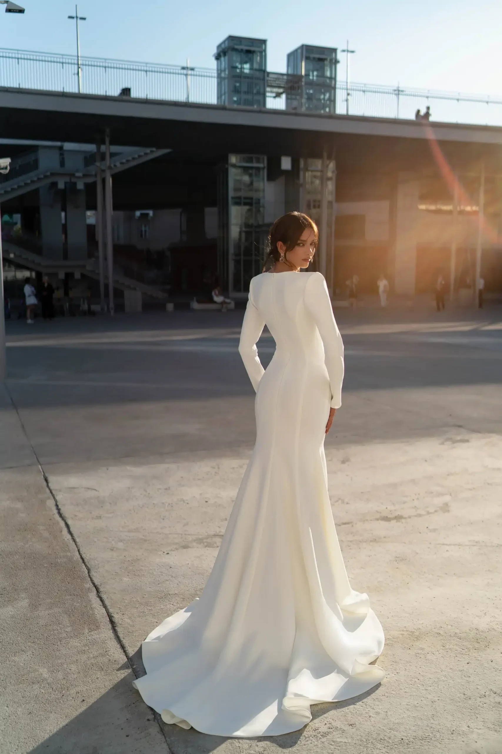 Robe de mariage en crêpe avec manches longues et dos couvert