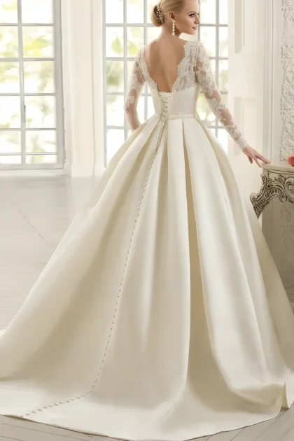 Robe de noce évasée avec manches longues et dos nu