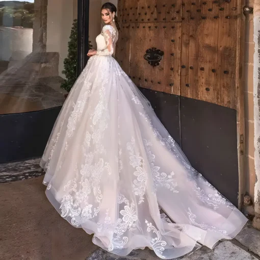 Robe de mariage allure romantique en tulle vaporeux avec longue traîne