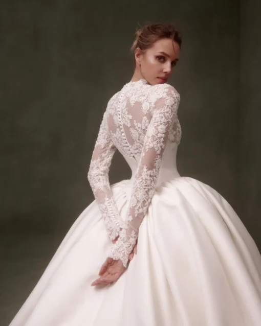 Robe de mariée aux manches longues en dentelle avec dos couvert d'une dentelle au crochet