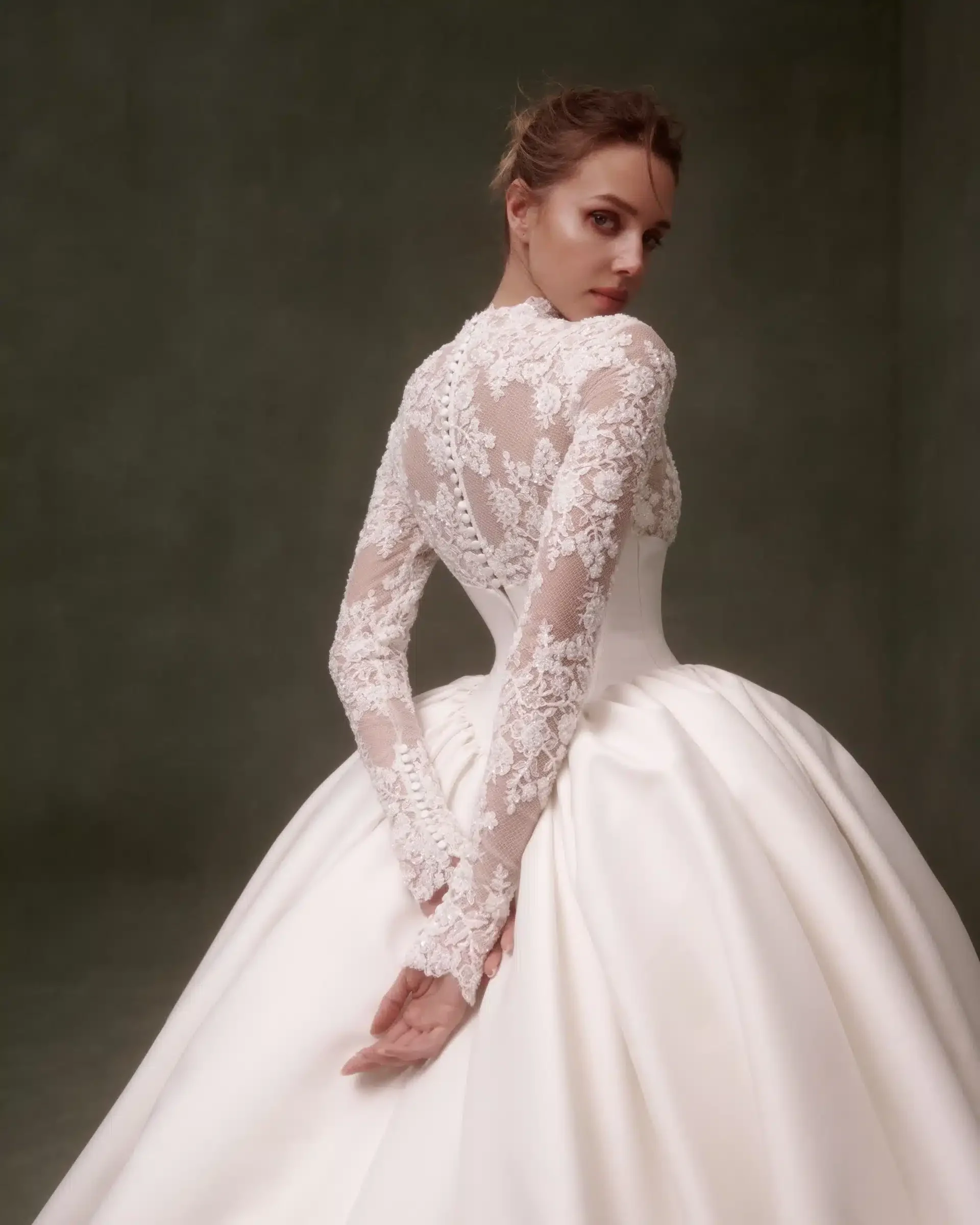 Robe de mariée aux manches longues en dentelle avec dos couvert d'une dentelle au crochet