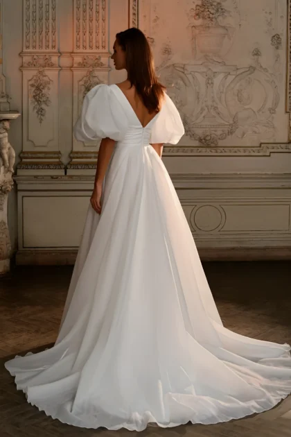 Robe de Mariée ligne A romantique dos nu en V et courte traine arrière