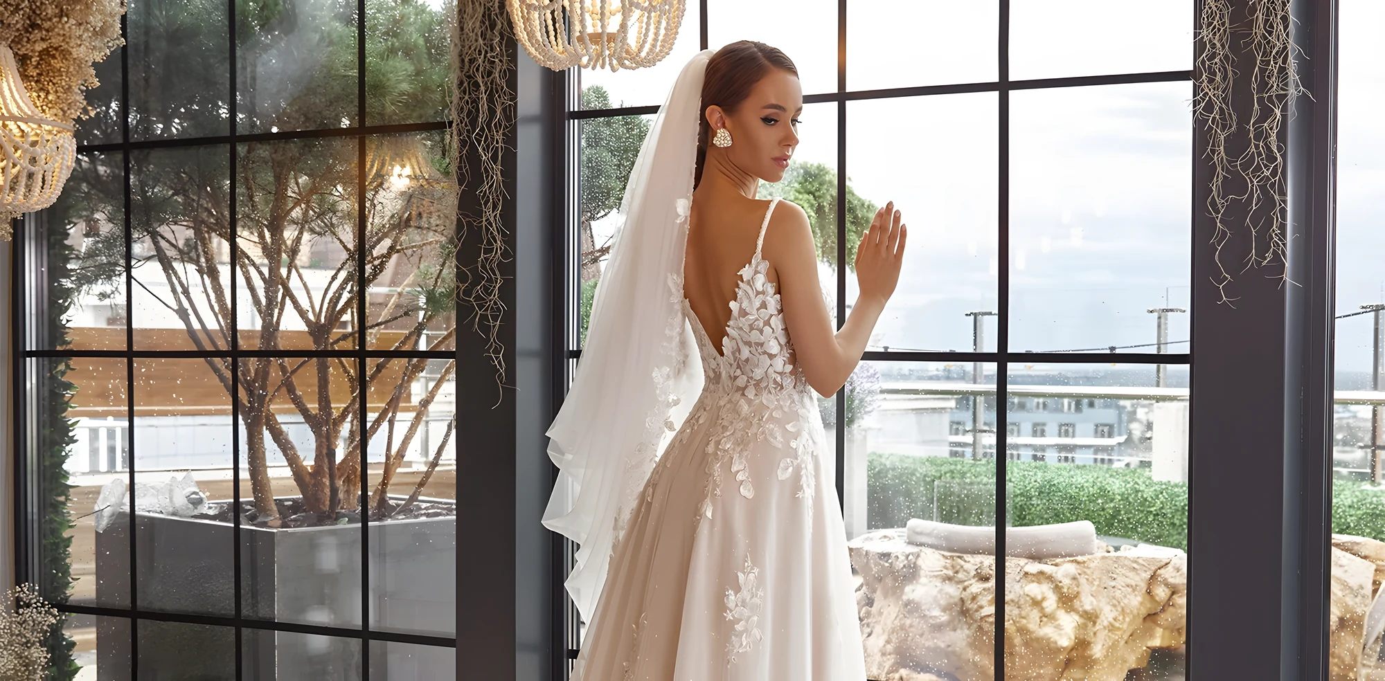 Robe de noce dos nu en V avec fines bretelles