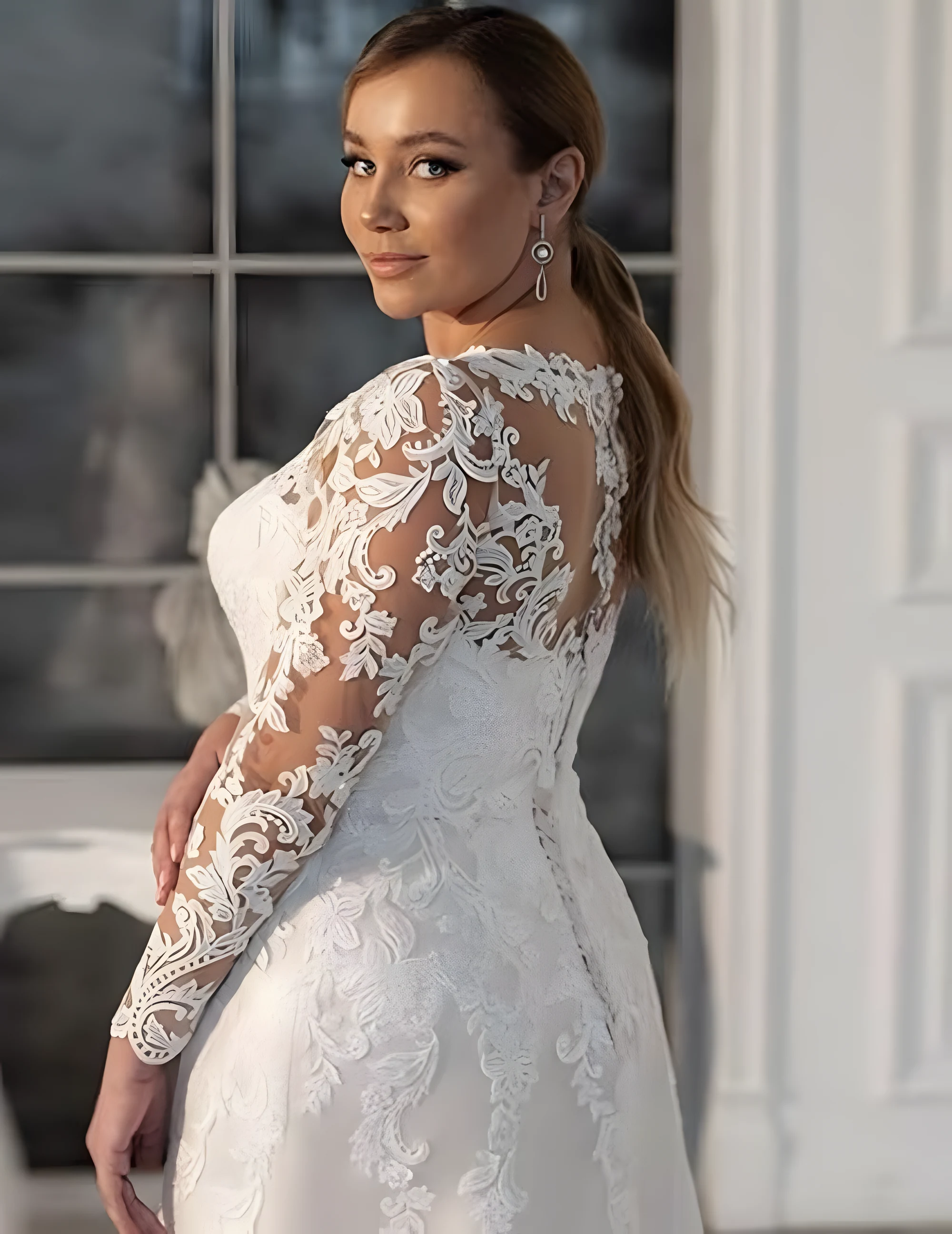 Robe de mariée grande taille avec imprimés floraux sur tissu illusion et coton blanc