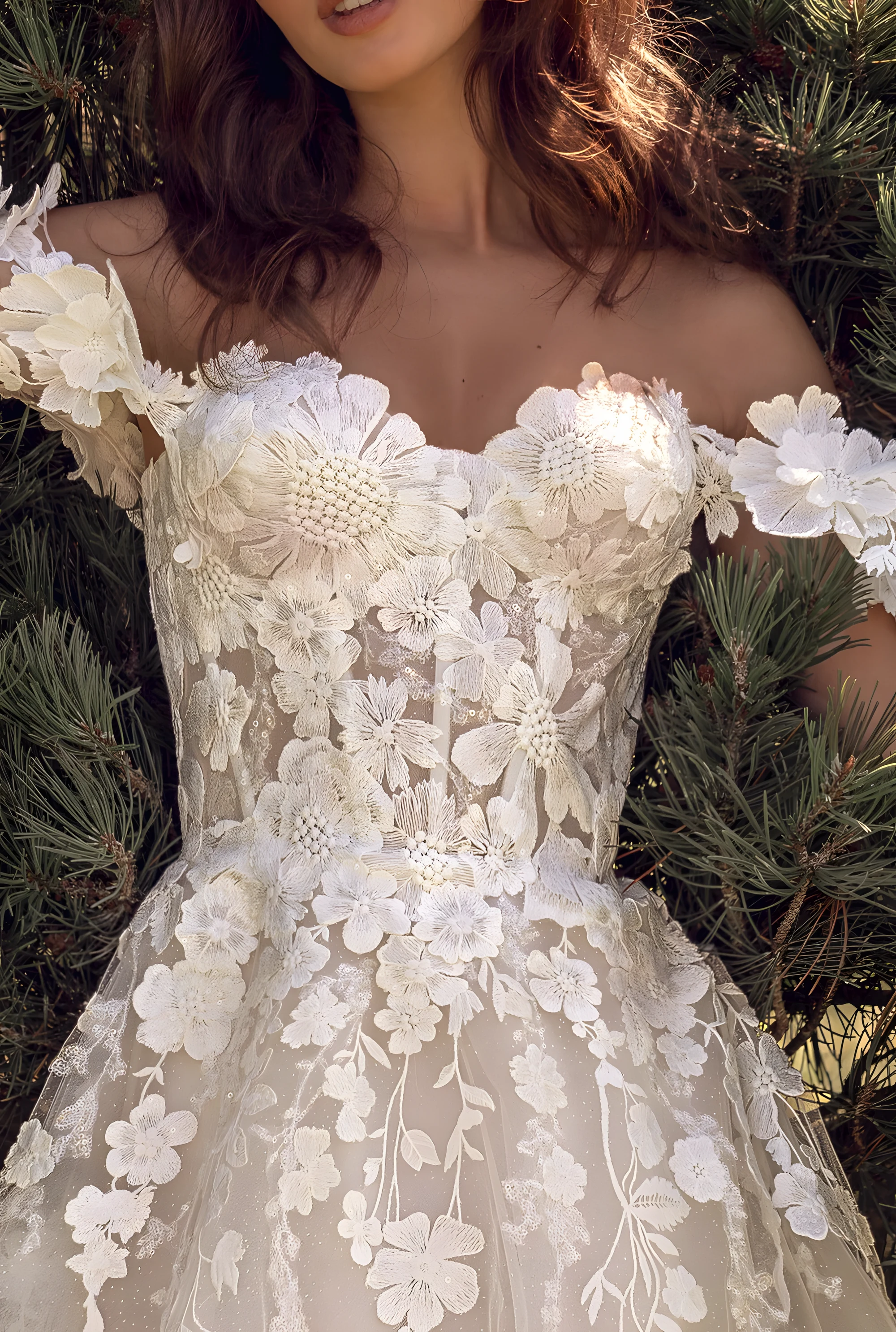 Haut de robe de mariée avec appliques florales sur tulle et encolure petit cœur