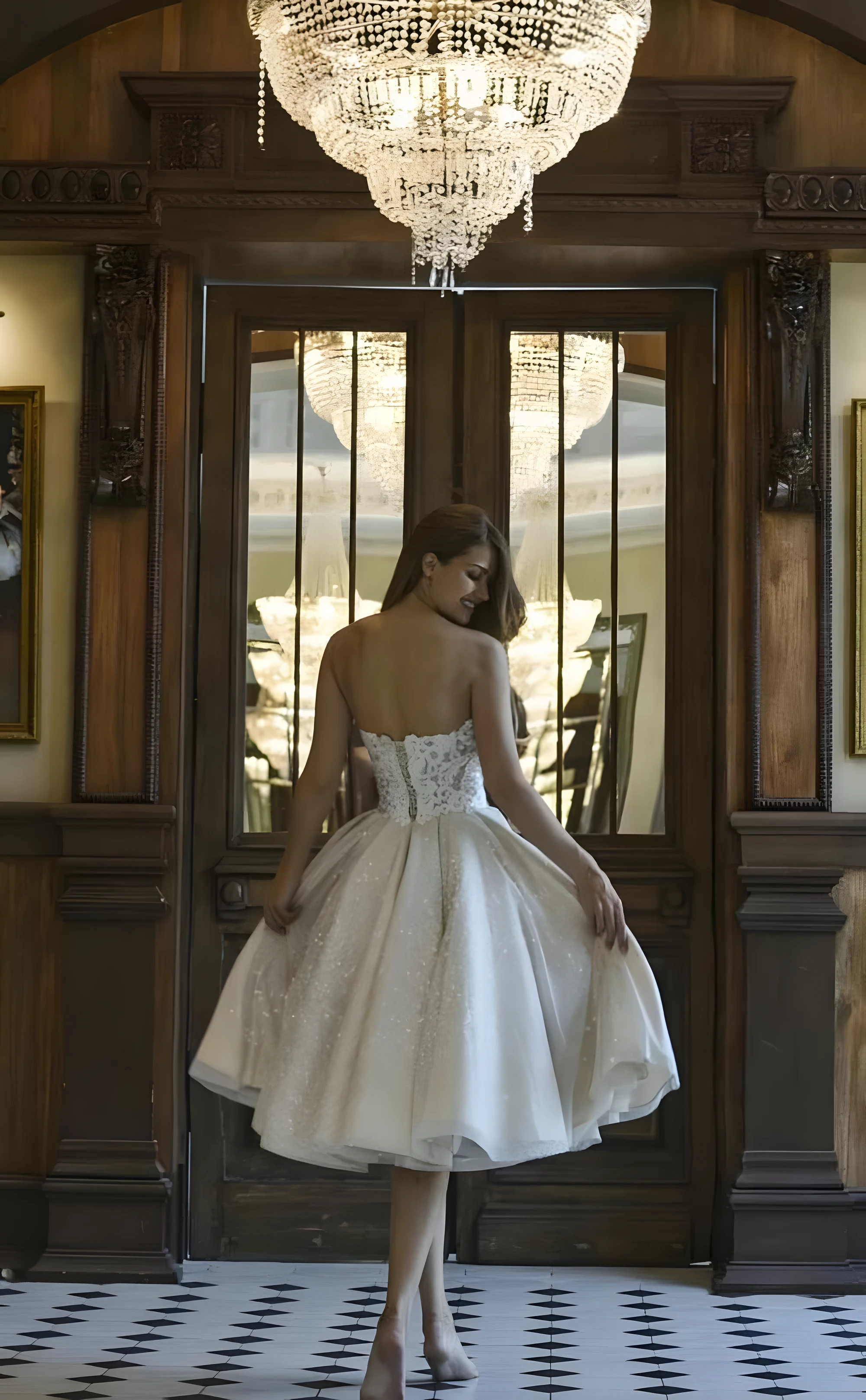 Robe de mariée tombé genoux brillante avec dos et épaules dénudés pour mariage à la mairie