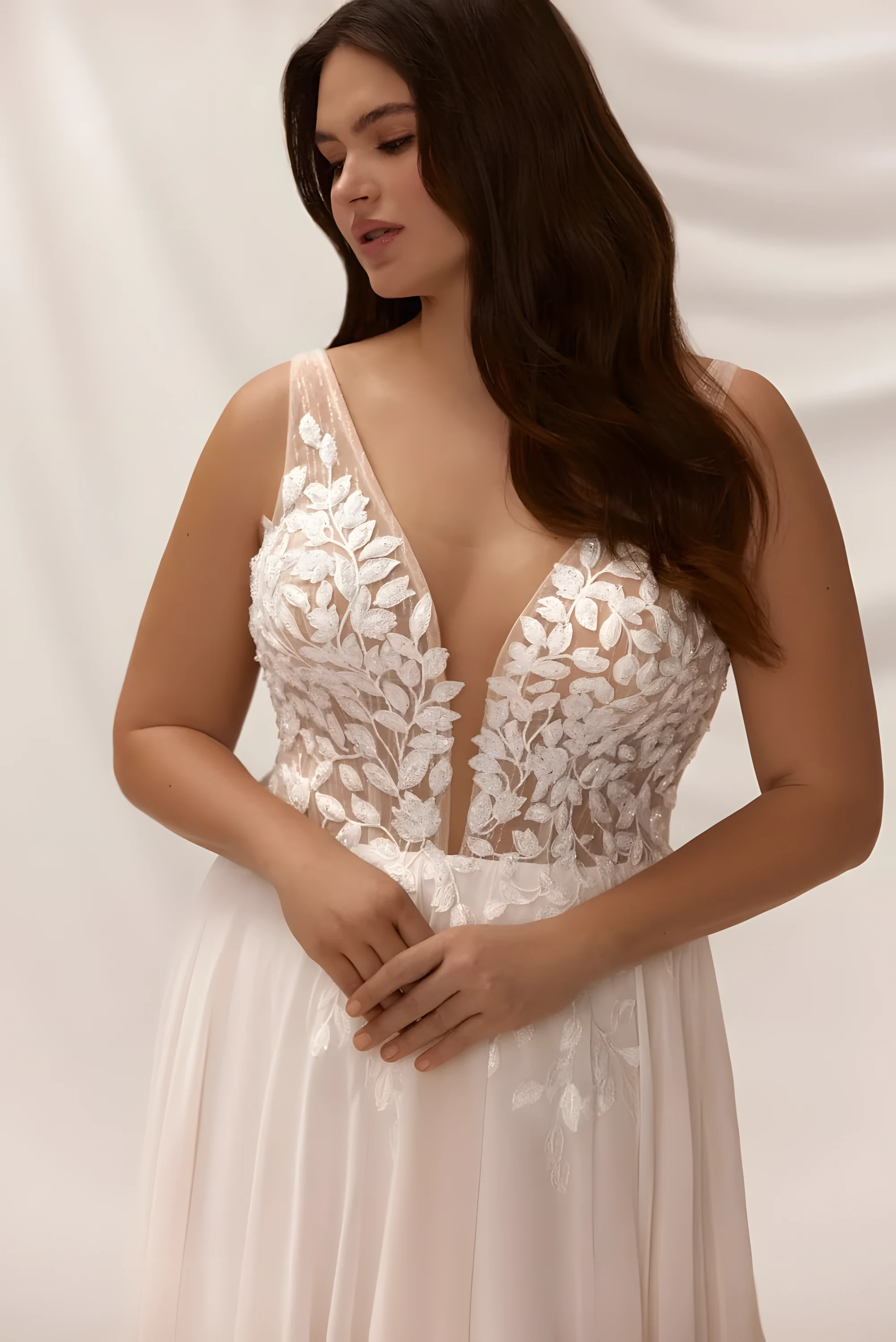 Haut de robe de mariée avec V profond sensuel et fines bretelles parfait pour mettre en valeur la poitrine des femmes de grande taille