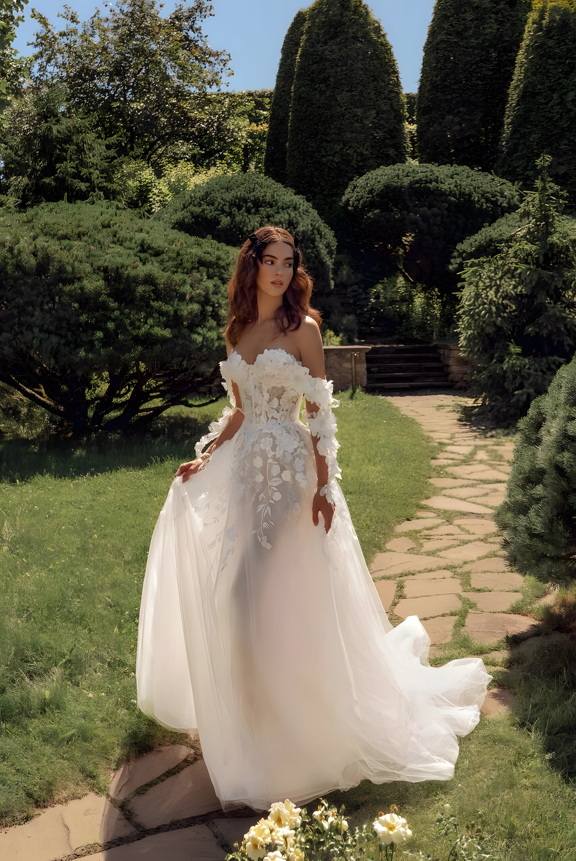 Robe de mariée champêtre en tulle léger et éléments floraux pour un mariage rustique