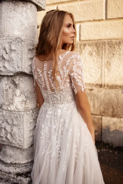 Robe de Noce champêtre boho avec dos couvert derrière fine dentelle illusion