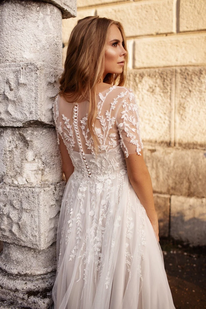 Robe de Noce champêtre boho avec dos couvert derrière fine dentelle illusion