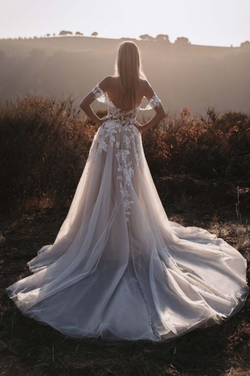 Robe de noce champêtre et tulle et dentelle légère au dos nu