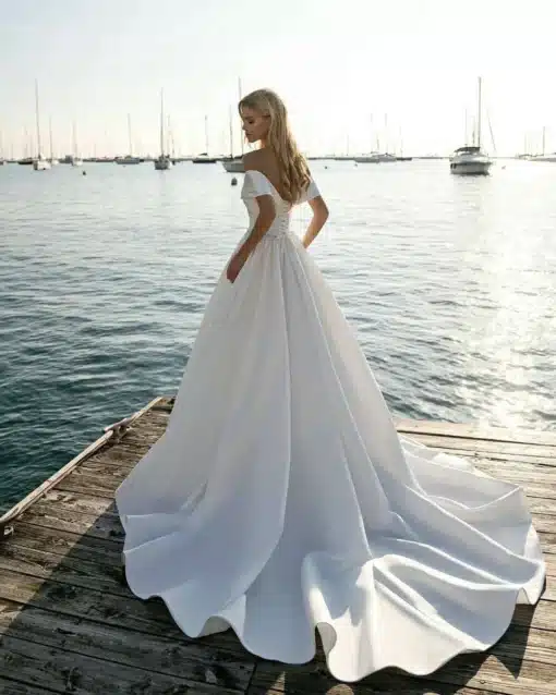 Robe de Mariée style princesse moderne en satin blanc avec traîne