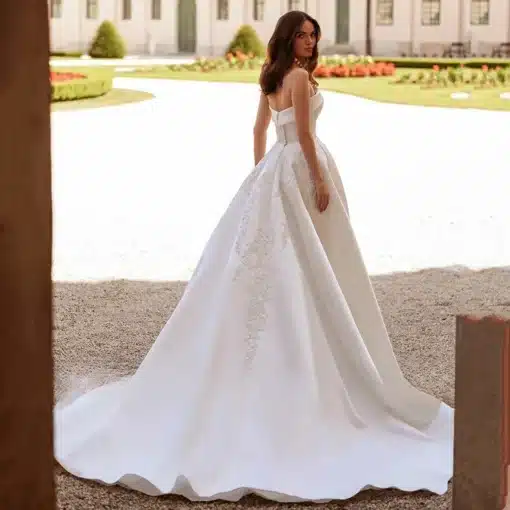 Robe de noce style princesse en satin avec imprimés sur dentelle et traîne arrière