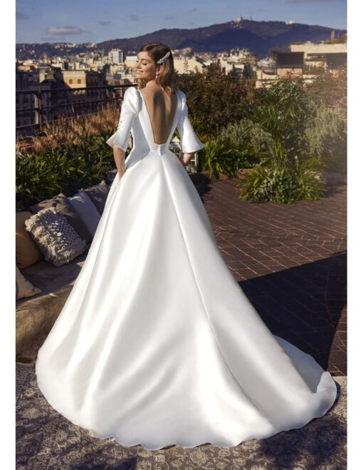 Robe de Mariée évasée avec courte traîne ample et dos couvert