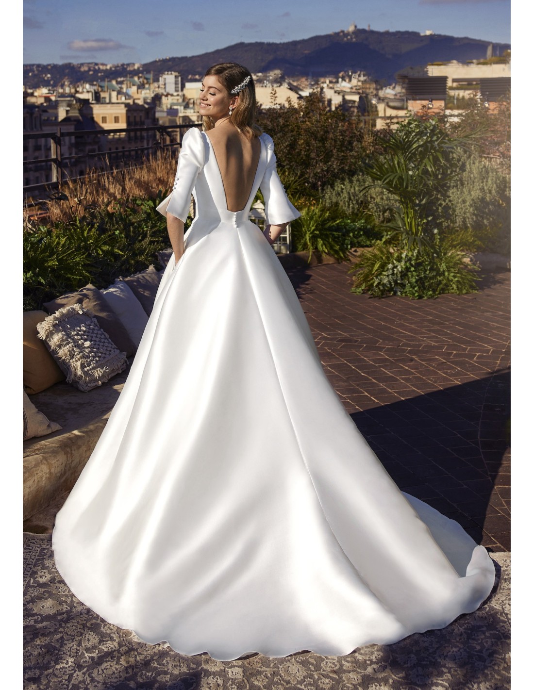 Robe de Mariée évasée avec courte traîne ample et dos couvert