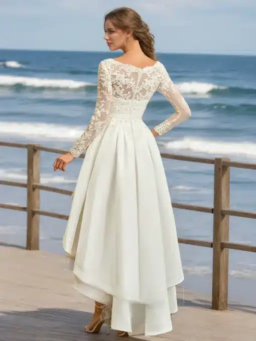 Robe de Mariée en satin et dentelle style vintage avec jupe asymétrique