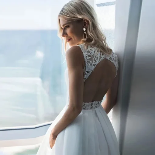 Robe de Noce pour mariage civil avec dos nu et éléments de dentelle