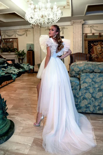 Robe de noce pour cérémonie en civil avec dos dénudé et bretelles volants tulle
