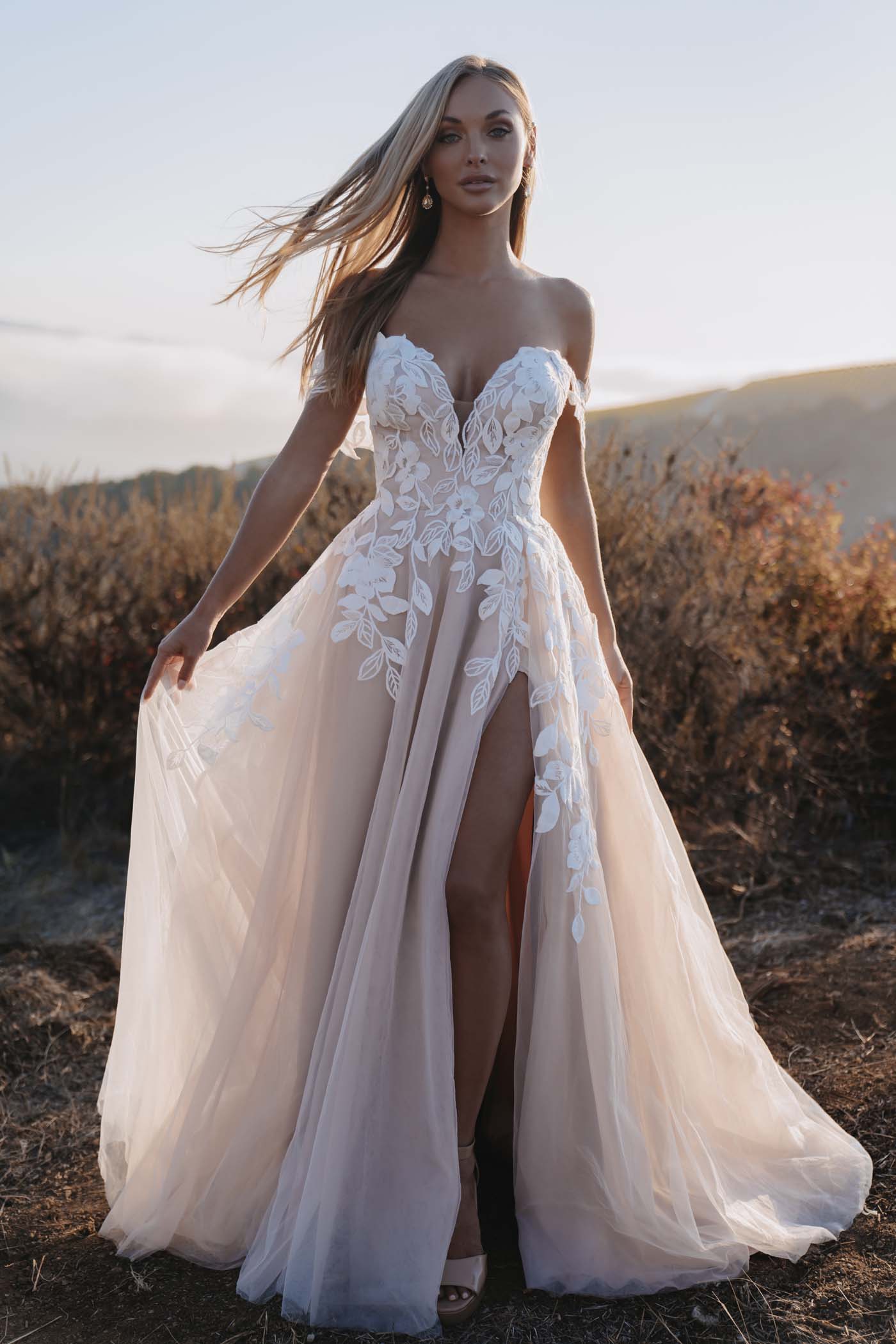 Robe de Mariée style champêtre en tulle léger avec col V profond
