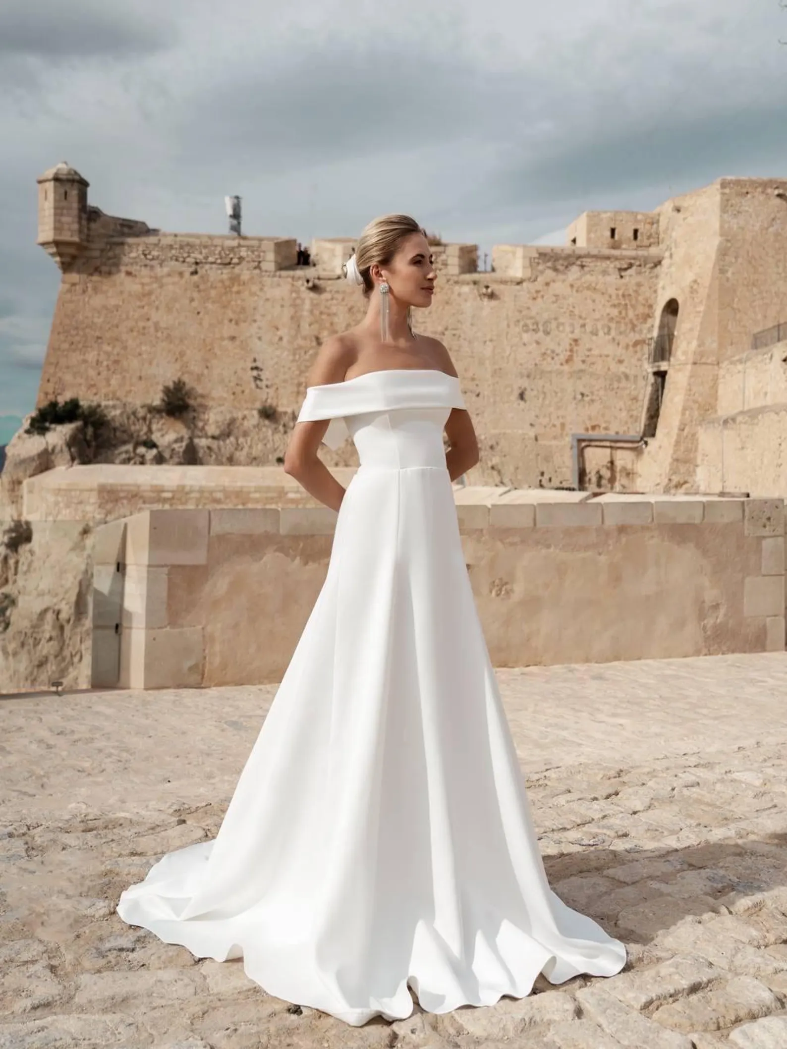 Robe de mariée classique silhouette A pour mariage civil en satin avec col Bardot
