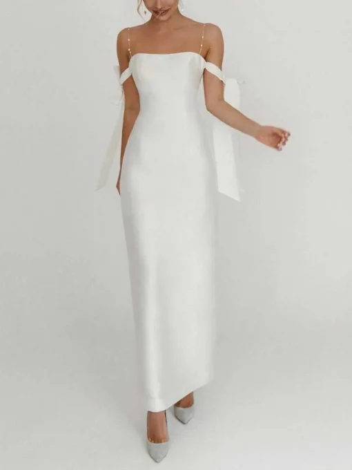 Robe de Mariée silhouette fourreau style slip dress avec col droit et épaules nues